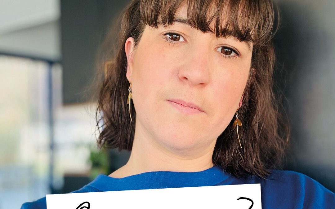 Qui suis-je ? Aurélie, graphiste passionnée et fondatrice de Saperlotte 🎨✨